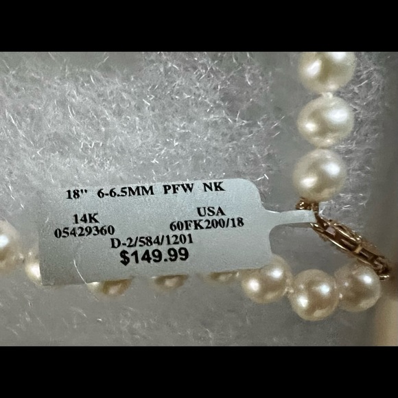 Beautiful 18” Pearl Necklace - Picture 4 of 4